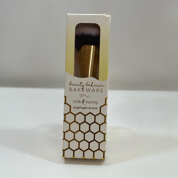 BEAUTY BAKERIE MILK & HONEY HIGHLIGHTING PALETTE & BRUSH - Picture 10 of 10